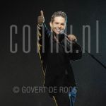 24-02-2004 Danny de Munk at studio in Amterdam.

[keywords]Posed, Half Length, Smiling, Singing[/keywords]